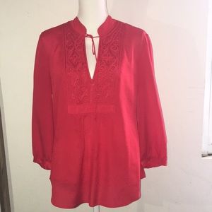 Red top w embroidery✨